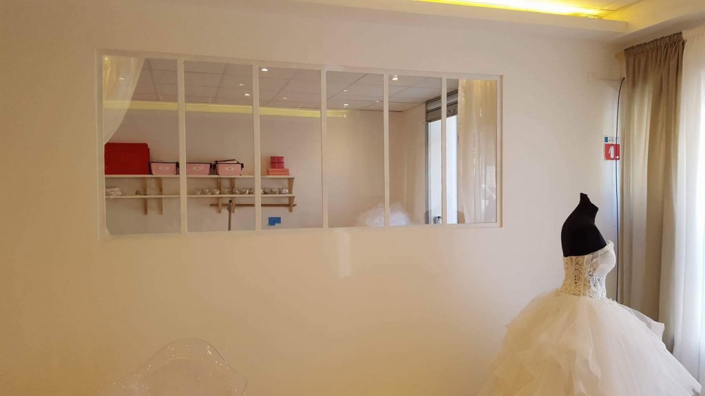 Ambares....... magasin de robes de mariées 'Mlle Fanny'
Séparation Atelier, magasin verrière sur mesure/ verrière d'atelier sur mesure