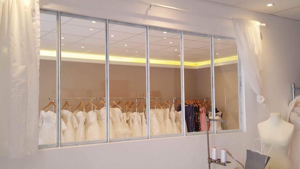 Ambares.......magasin de robes de mariées ' Mlle Fanny'
verrière sur mesure/ verrière d'atelier sur mesure